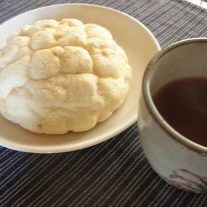 お昼は昆布おにぎりとメロンパン！メロンパンといえばティオレ～！ミルク少なめで今日もネスクィックで作ってみましたぁ～